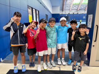 全日本ジュニア‼️

グリーンボール🎾

レイジ、ソウノスケが関東の代表として出場しました👏

１０歳以下の全日本は、これからの選手のことを考慮した内容となっており、夢の描き方、選手のしての人間性を含めた指導内容が満載の大会となりました。

試合方式も団体戦を用いて関東はレイジ、ソウノスケ、カワシマ選手、ミズカミ選手の４人で戦いました‼️

５位‼️おめでとう㊗️🎊㊗️

カワシマ選手、ミズカミ選手がとても元気で良いプレイヤー達で、レイジもソウノスケも力を合わせて戦いました🎾

サムライでは、選手はプロフェッショナル思考を身につけることを推奨しています。

選手は、観ている人を喜ばせるプレーをすることが大切なことなのではないかと考えています。
喜んでもらえることを嬉しいと感じれる選手に育てることもプロ選手の１つの道なのかもしれません。

自分のためにプレーしなさい、人に感謝しなさい。
このような指導をして自分のためにプレーをさせると感謝を出来ない選手に育ててしまうこともあるのではないかと考えています。

１人の選手に対して、多くの人が関与するチームプレーが必要なのではないかと考えていて、サムライでは親も一緒に上手くなりましょう、コーチとしてもスキルアップしましょうという取り組みをしています😊
そうすれば、必然と感謝という気持ちが生まれるのは言うまでもないことかもしれません🎵

先に、ユウマが１８歳の全日本で皆に喜んでもらえるということを深く理解してナイスプレーをしてくれていたので、レイジもソウノスケもリスペクトしながらユウマを超えてもらいたいです‼️

今後もプロフェッショナル思考とはを選手、保護者、サムライスタッフの皆で探求していきます‼️

 #テニスクラブ #テニス #テニススクール#イベントレッスン #ジュニアテニス