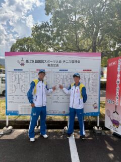 国体（滋賀県）‼️

コウセイとユウマが千葉県の国体選手として選考してもらいました😊
２人は、普段から切磋琢磨している良い仲間であり、時には勝ち上がり試合で戦うことも数多くあります🎾

そんな２人が千葉県の代表選手として力を合わせて戦ったことは２人にとってもかけがえのない思い出になったと思います😊

３日前ぐらいから会場入りをしていたので、現地から動画が送られてきて状態の報告を多く受けていました🎵
２人は、各々を客観的にみて分析してアドバイスをし合っていた様です。

“コウセイ、ユウマがこうなっている時は〜と投げ掛けをしてみると良いよ。”
と、アドバイスをしたところ
“コーチ、やっぱりトベはレベルが違います。トベの強さを改めて実感しました。かと言って諦めると言う話ではないのです。”
と、コウセイから電話があったことが印象的でした😊

これからも、切磋琢磨してもらい後輩達にも色々なことを伝えてもらいたいです😊

 #テニスクラブ #テニス #テニススクール#イベントレッスン #ジュニアテニス