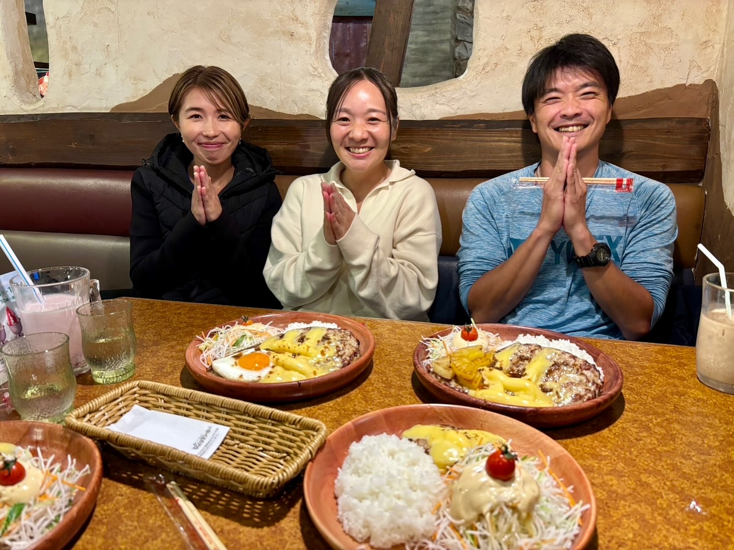 ＯＧの梨奈が後輩達と練習してくれました😊
ありがとう‼️

梨奈といえば🥩🍖🍗
と、いうことで（笑）

梨奈と、内藤コーチと、美木菜コーチでビックリドンキーさんに行ってきました🍗

内藤コーチは、よく食べるので４００g❗️
梨奈は、実業団の試合がありダイエットしているとのことで控えめに４００g（笑）
３枚ぐらい、いけるでしょ（笑）との質問に（笑）

んー多分（笑）

久しぶりの梨奈との食事を楽しんできました😊

梨奈、また来てくれ😊

 #テニスクラブ #テニス #テニススクール#イベントレッスン #ジュニアテニス
