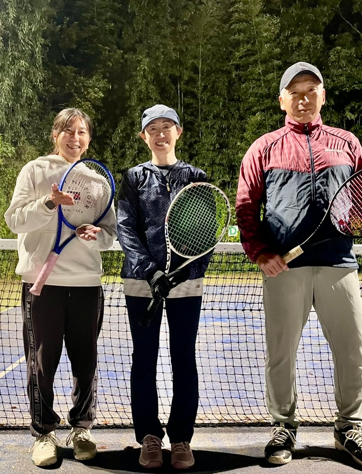 先日、行われましたクローバー杯🍀でなんと！！
柴田さんが優勝しました〜〜！！！！
すごい！！！おめでとう御座います㊗️🥳！

何度も何度も緊張する場面がありました、勝ち切ったのは本当に素晴らしいです！！

柴田さんとは、テクニカル練習をたくさん行っています！戦術を組み立てるためには、まずは技術が必要！！そのために自分が打ちたいコースへ打てるストローク、ボレーなど徹底して球出しやラリーで練習してきました😊

優勝したので、千葉県代表で今週から那須へ団体戦に出場されます！！頑張ってください😊

 #テニスクラブ #テニス #テニススクール#イベントレッスン #ジュニアテニス