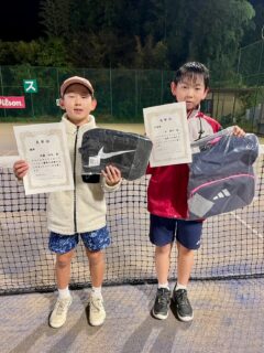サムライカップU12🎾全日程終了しました😊
ありがとうございました🙇‍♀️

サムライカップU12は早くも今年で４年目になりました。
毎年開催できるのは、出場してくださる選手はもちろん、レフェリーの川西さん、サムライの保護者の方々、お手伝いをしてくれるサムライジュニア選手のお陰です。

ありがとうございます😊

男子優勝🥇
武藤壮汰選手(狛江インドアジュニアATPチーム)
準優勝🥈
二木煌平選手(Fun to tennis)

女子優勝🥇
丸山凛花選手(八千代スポーツガーデン)
準優勝🥈
神田莉安選手(SYSテニスクラブ)

おめでとう御座います㊗️
来月はサムライカップU14 12月大会です！！

 #テニスクラブ #テニス #テニススクール#イベントレッスン #ジュニアテニス