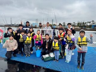 本日は、釣り🎣に行ってきました😊

市原海釣り公園に行ってきました🎣

なんと、皆、連れて大満足の大盛り上がりでした❗️

予報は、☔️でしたが、皆のパワーで（笑）天気も変わり楽しい釣りになりました🎣

最後には、高崎の試合からカナトとハルマくんが参戦してくれて更に大盛り上がり😊

また、行こうと思います🎣

保護者の皆様、ご協力ありがとうございました‼️
皆様のお陰で本当に楽しい１日になりました‼️

来月のイベントは、何にしようか考え中です😊
皆様からのご意見も頂戴したいです🙇‍♂️
よろしくお願いいたします🙇‍♂️

 #テニスクラブ #テニス #テニススクール#イベントレッスン #ジュニアテニス