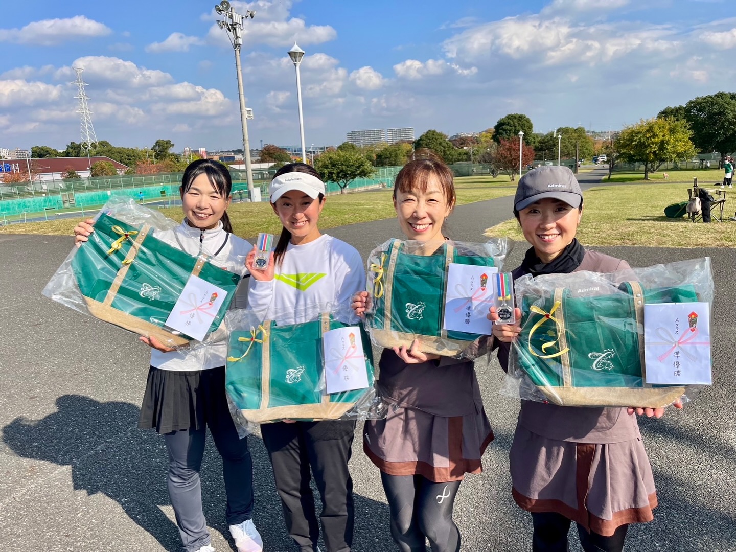 平野さんが千葉市コスモス杯Aクラスで準優勝でした🥈！！
おめでとう御座います㊗️🥳

平野さんとは、特にこの１年、フォアハンドストロークとボレーの強化をしてきてきてます😊
着実に上手くなって、結果にも繋がってきて私もとても嬉しいです♫
ペアの鈴木さんもイベントレッスンに来てくださったこともあって、ダブルスのペアリング練習も出来てきています😊

もっともっと上を目指していきましょう♫

 #テニスクラブ #テニス #テニススクール#イベントレッスン #ジュニアテニス