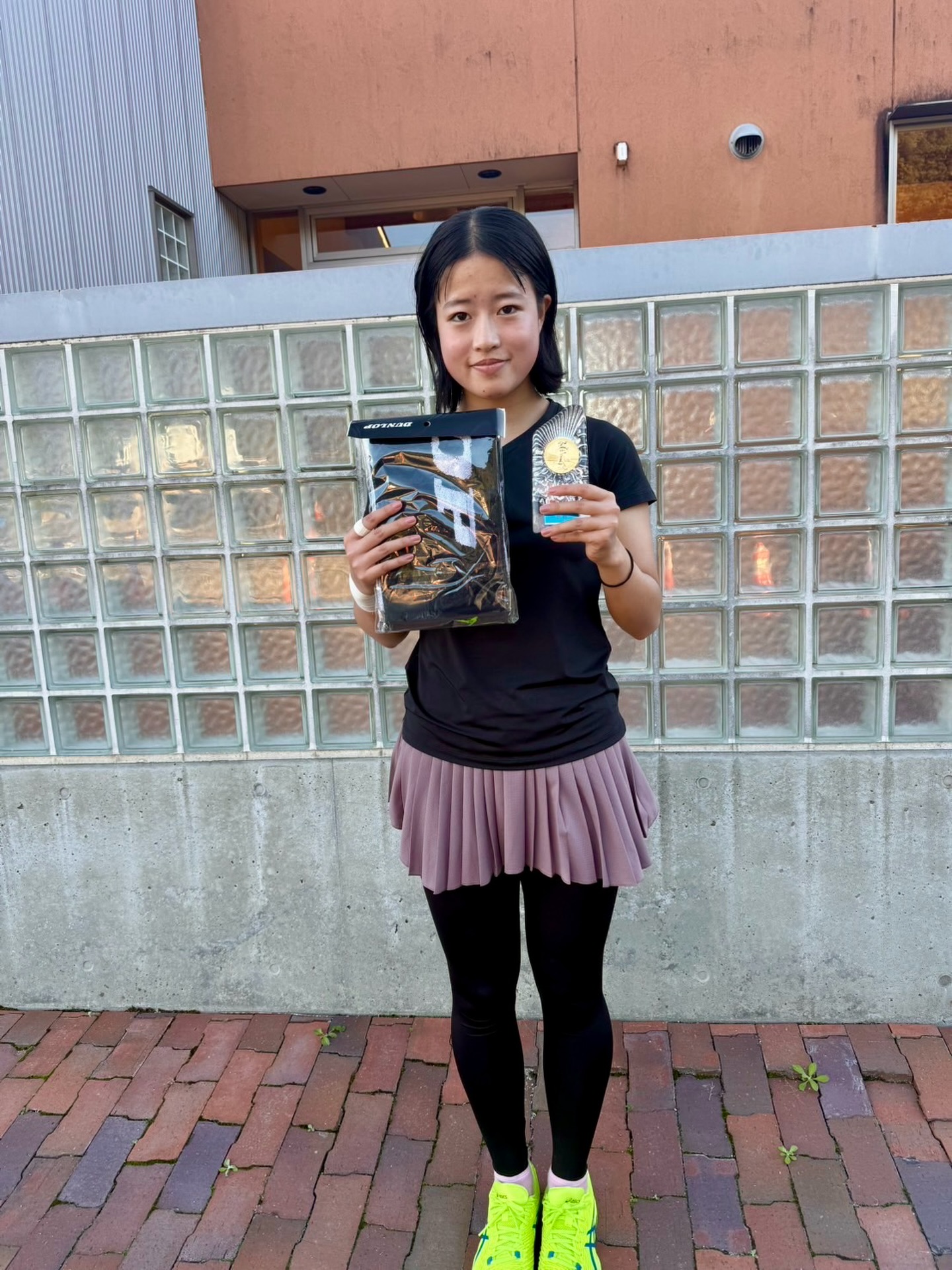 せいら‼️
甲府ジュニアテニストーナメント🎾

なんと‼️優勝🏆🏆🏆

おめでとう🎉🎉🎉

せいらは、強くなるためにサムライに来ました❗️
という選手で最初から強くなるために必要なことを取り組んでやりました。
１、２ヶ月で、“私、テニス以外のこともやりたいので、やっぱり強くなるということは自分の中で出来たらいいなと思います。”
そこで、私はどのようにでも出来るのでスタンスは自分で決めるものだよとアドバイスもしました。
本人が言うには、“言い訳をしているだけなんです😭”
なんてことも言っていました。

せいらは、自分と向き合いストレスを感じながらも自分の向かうべきところを見つけれたのではないでしょうか⁉️
そんな奮闘している、せいらを私は素晴らしいと思います😊

多分、せいらに言ったら“イェーイ、ありがとうございます🎵”と、言うでしょう（笑）
とても、明るいせいらなので、今後も試合に勝って“イェーイ🎵”と、言ってもらうようにファイトしてもらいます😊

せいら‼️勝てよ😊

 #テニスクラブ #テニス #テニススクール#イベントレッスン #ジュニアテニス