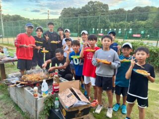 サムライ王者女王決定戦🎾

毎月開催しています❗️

本日、５回目を開催いたしますが、只今ユウマが４連覇中です‼️
最初、サムライに来た時はコウセイとセットを行うと基本的にコウセイかなという結果でしたが、全てを吸収したユウマは強い‼️

４回大会では、ユウマが受験体制なので万全ではなくコウセイかなと思いましたが、絶対王者のユウマは強い😊

本日は、誰がユウマを倒すでしょう😊

他クラブの選手も出場出来ますので、我こそはと思う選手のご参加をお待ちしています‼️

 #テニスクラブ #テニス #テニススクール#イベントレッスン #ジュニアテニス