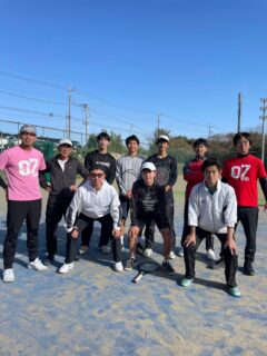 本日のスーパーお父さんのレッスン🎾
今日から高校生が冬休みが始まって学校がお休みなので、スーパーお父さんクラスに参戦です❗️
スーパーお父さんクラスとは、一般クラスの選手クラスです❗️❗️
特にこのクラスの方はなにより球が速い❗️🎾🌬️
ガンガン打って、試合で勝ちたい方、お待ちしています😊✨✨

 #テニスクラブ #テニス #テニススクール#イベントレッスン #ジュニアテニス#テニス部