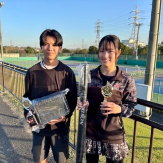 ダンロップ千葉ウィンター🎾

リョウタ‼️準優勝🥈
カンナ‼️優勝🥇

リョウタとは、歩み始まって早くも１年が経ちました🎵
プレースタイルの変更など、リョウタにも迷いがあったと思いますが、方向性が定まり早速、結果に繋げてきたことは立派です😊
リョウタから初めて聞きましたが、“グレード大会でベスト4に入ったことがないんです…”えっ⁉️関東にも出場した選手なのに意外でした😊

初グレード大会の決勝戦🎾
惜しくも準優勝でしたが、立派に戦っていました🎵
その決勝戦の後、嬉しいことをリョウタが言ってきました😊
“これで、ユウスケとか皆、勝てるって思ってくれますかね🎵”
この話しは、リョウタには最近、チームを引っ張れる選手になる様に考えることをアドバイスしていたことにリョウタはしっかりと反応して背負いファイトしたことの証でしょう😊

サムライでは、人のためにプレー出来る様になることを推奨しています🎵
プロフェッショナルであるためには人のためには必須です🎵
リョウタは自分のためにも人のためにも良いプレーが出来たことを自信に今後もナイスファイトをしてもらいましょう😊
カンナは、長い沈黙を破り、なんと優勝🥇
カンナ復活の狼煙を上げて次の試合でも準優勝という好戦績を出しました😊
カンナも思い悩むことが多くあり、１年ぐらい相談にのってきましたが良い方向に向かうことが出来て本人も私も嬉しいことです😊

カンナの紹介は次の記事でアップします😊

リョウタ‼️カンナ‼️
今後も頼むぞ😊

 #テニスクラブ #テニス #テニススクール#イベントレッスン #ジュニアテニス