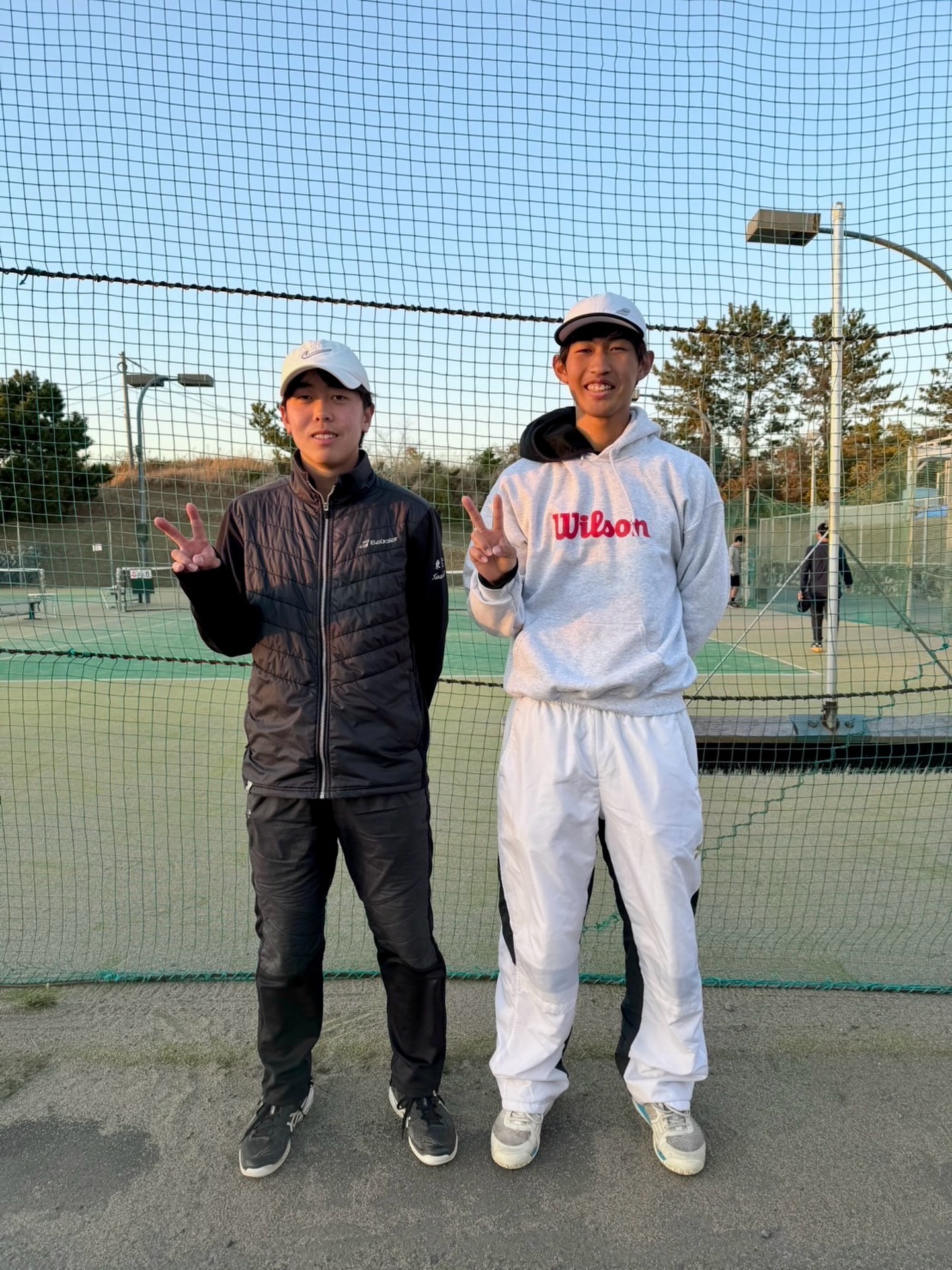 大磯オープンテニス２０２６新春🎾

本日‼️
ユウマ‼️
決勝戦‼️

猛者が集まる中、決勝戦まで駒を進めました😊

コウセイはベスト１６で敗退してしまいコウセイの分もナイスファイトをしてもらいましょう‼️

ユウマとコウセイ、本当に良いライバルであり友であると思います😊

ユウマの結果報告の際にお伝えいたします🎵

 #テニスクラブ #テニス #テニススクール#イベントレッスン #ジュニアテニス
