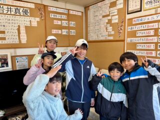 サムライカップＵ１４

ユヅキ❗️優勝🥇🥇🥇

おめでとう🎊🎉㊗️

良くも悪くもマイペースのユヅキですが、最近の成長はコミュニケーションが取れる様になってきたことです😊

私は、選手を指導する際に1番大切にしていることでもあります🎵
どんなに良いコーチングをしても選手に伝わらなければコーチングの意味を成さないのは言うまでもありません。

この伝えると言うことについて考えていくと、伝えられる側と伝える側があり、私達コーチ陣の伝える側も諦めることなく伝える為のミーティングをして選手とコミュニケーションを取っていく必要があると考えています。

ユヅキには、何百時間かけたか定かではありませんが、やっと“私はー”と、自分の意見を持って話すことが出来てきました😊
次のステージは、話しは理解出来る様になってきたので理解の中での維持成長をどこまで求められるかというところでしょうか⁉️

多くのケースは、“無理、出来ない、やりたくない”で、終わってしまいますが勝つことの楽しさを教えるのは、私のミッションなので常にミッションを遂行していこうと思います😊

ユヅキも、早いもので中学生✏️
勉強📖もテニス🎾も一生懸命やってもらいましょう‼️

ユヅキ‼️
千葉県ジュニア間近‼️

突き抜けろ‼️
ナイスファイトを😊

 #テニスクラブ #テニス #テニススクール#イベントレッスン #ジュニアテニス
