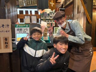 選手と保護者とコーチ🎾

サムライの学び🎾

アイタロウが卒業してバイトを始めています😊
マサトとレイジと一緒に行ってきました🍗
びっくりドンキーでバイトしています🎵

アイタロウといえば、なんと言っても名前に愛が入っている選手で本当に人思いの優しい選手です😊
特に低年齢の選手の面倒見には感謝しかありません🙇‍♂️

その反面、テニスは多分勝てないので大学ではやらないと思います。
僕には、出来ないなどなど（笑）
よく諦める選手でもありました。
また、同期にユウマ、コウセイとトップ選手がいたので関東までいっている選手でしたが自信が持てない選手でもありました😭

そんなアイタロウでしたが受験が終わり、上智大学の入試を突破してサムライに戻ってきたアイタロウはある意味別人です😊
“コーチ❗️俺、コーチのおかげで受験成功しました❗️”
なんて帰ってきましたが、最初は杓子定規の挨拶ぐらいにしか思っていませんでしたが、以前とは違い“コーチ❗️俺は、〜思います❗️”
また、後輩達には“もっとコミュニケーションを取るべきだよ🎵”なんてアドバイスをしたりと別人です😊

コウセイ、ユウマは一人暮らしでサムライに頻繁には帰ってこれないけど試合のたびに帰ってきます🎵と、言っていたよ。
と、アイタロウと話していると
“江尻と戸邊がいないサムライを俺が護ります❗️”
と、言ってきた時にはびっくりでした😊
そして、何よりも嬉しかったです‼️

あのアイタロウが…

やはり愛❤️がある奴です😊

サムライでは、
☀︎人は還元して成長をする。
☀︎自分のためが人のため。
☀︎仲間を大切に。

教えの中で、この様な言葉がありますがアイタロウはいつのまにか立派になってサムライの教えを伝える人になり、後輩達と練習をしてサムライの選手やサムライを支えてくれています😊
不思議と、テニスも上手くなり前回のサムライ王者ではユウマに敗戦したもののかなりの競り合う、本当に良い試合をするまでになってきました🎵
アイタロウの今後のテニスも楽しみです😊

アイタロウ‼️
いつもありがとう‼️

よろしくな‼️

 #テニスクラブ #テニス #テニススクール#イベントレッスン #ジュニアテニス