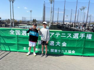 ダンロップ全国選抜🎾
関東大会🎾

高崎でシュン、レイジ、レンが戦っています❗️
初日を終えてレン、レイジの出番です❗️

レン、レイジ共に１回戦を無事に勝ち上がり２回戦待機中です😊
シュンは、昨日、１回戦を強敵相手に大健闘で勝ち上がりましたが２回戦で惜敗しました😭
課題も、まだまだ多いですが１つ１つ課題をクリアさせていき共に歩んで行きます❗️

内藤兄弟とは、３月から共に戦っているので数多くコミュニケーションを取り更なる上のステージへとチャレンジしてもらいましょう🎵

レイジ、レンの２回戦が楽しみです😊

 #テニスクラブ #テニス #テニススクール#イベントレッスン #ジュニアテニス