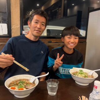 選手と保護者とコーチ🎾
サムライの学び🎾

成長とは⁉️
成長とは、何をもって成長というのかは人の主観によって変わって来ますが、何かを行おうと思って行うことが出来たら成長というのが選手の成長ではないかと考えています🎵
先ずは、問題意識を持って考えられることから始まると思います。
テニスでも、その他の面でも問題意識を持って問題解決のために思考、行動して問題を解決をすることが大切なことと考えています。
また、効率よくとは出来ないことに対して行うものではなく、出来たことや経験に対して効率を考えるものなので最初は出来るまで行うことが効率と考えています。

この様なことをジュニアが1人で出来るのであろうかと考えると無理ではなかったとしても難しいことでもあると思います。
そこでサムライでは、保護者と共に歩むカリキュラムを実践しています。
簡単なことで保護者がジュニアにとって良いコーチになることがジュニアの成長に繋がると考えていて、練習にいらした保護者にはコートに入っていただくことを推奨しています。
保護者が関わるとスポーツは上手く、強くならないということが言われることが多いですが、それはコーチと保護者のコミュニケーションの問題であり、保護者の方が悪影響を与えるということでは無いと考えています。
サムライのレッスンは、コート上で、ジュニアと保護者へのレッスンを行います。
私達のレッスンの情報量はジュニア達には多いと思うので保護者の方にレッスン後などにサポートしてもらったり、保護者の方と行う自主練習の質を高めるために必要だと考えています。
もちろん、保護者の方の考えで入らないというのも良いと考えています。

決してジュニア達が保護者に頼って練習をするということではありません。
ジュニア達は、限界にチャレンジしていく中でサポートを受けるということなので保護者だけが頑張り過ぎない様にアドバイスも行っています😊

このサムライ、初の試みに快く引き受けてくれた市丸さんに感謝しています😊
市丸さんは、縁のある方なのでお願いしやすかったということもありますが、深く私達の考えに理解をしてくださり１年前ぐらいから初めたことです🎾
先ずは、関東大会出場をレイジは成し遂げたので、次は全日本にチャレンジです😊

イエローボール、初の関東大会でラーメン🍜を一緒に食べました😊

全日本では、何を食べようか（笑）

レイジ‼️ファイトだ‼️

 #テニスクラブ #テニス #テニススクール#イベントレッスン #ジュニアテニス