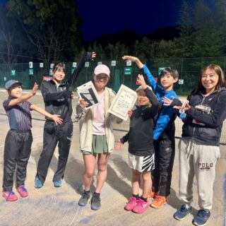 マナミ❗️
サムライカップ優勝🥇🥇🥇

おめでとう㊗️🎊㊗️

マナミは、とても優しい選手でとにかく明るいです😊
妹のことやマサトとのことや低学年の選手の相手をしてくれたり、面倒を本当によくみてくれています🎵

しかしながら（笑）自分のためにというところでは（笑）あまり力を発揮していない様に思えます（涙）

サムライでは、自分のためにプレーするのではなく人の為にプレーすることを教えています😊
プロフェッショナル思考を教えていくことにより、社会の為に人の為になることが当たり前になるのではないかと考えています。

今大会でのマナミは、市太郎さん（父）の前で優勝することが出来たのが嬉しいとスピーチで話していました🎵
市太郎さんも嬉しかったと思います😊

私が思うプロフェッショナル思考とはテニスに対して真剣に向き合う、集中とかその様なことではなくて、自分が社会に与える影響を考えて行動することがプロフェッショナル思考と考えて教えています。

マナミは、持続継続力にまだ欠けますが、プロフェッショナル思考を持ち続け日々励んでもらいたいです😊

マナミ‼️

おめでとう‼️

 #テニスクラブ #テニス #テニススクール#イベントレッスン #ジュニアテニス