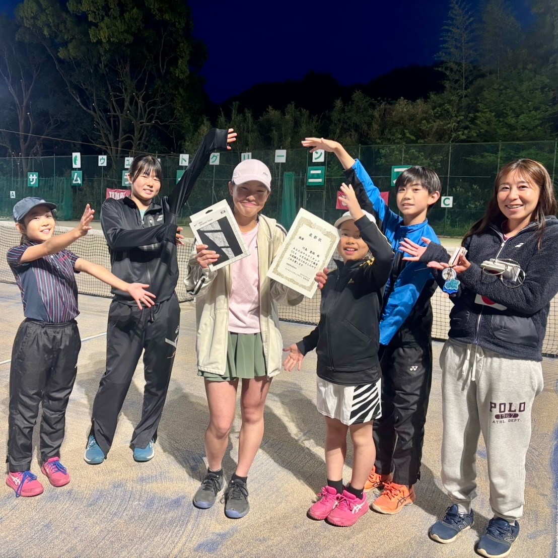 マナミ❗️
サムライカップ優勝🥇🥇🥇

おめでとう㊗️🎊㊗️

マナミは、とても優しい選手でとにかく明るいです😊
妹のことやマサトとのことや低学年の選手の相手をしてくれたり、面倒を本当によくみてくれています🎵

しかしながら（笑）自分のためにというところでは（笑）あまり力を発揮していない様に思えます（涙）

サムライでは、自分のためにプレーするのではなく人の為にプレーすることを教えています😊
プロフェッショナル思考を教えていくことにより、社会の為に人の為になることが当たり前になるのではないかと考えています。

今大会でのマナミは、市太郎さん（父）の前で優勝することが出来たのが嬉しいとスピーチで話していました🎵
市太郎さんも嬉しかったと思います😊

私が思うプロフェッショナル思考とはテニスに対して真剣に向き合う、集中とかその様なことではなくて、自分が社会に与える影響を考えて行動することがプロフェッショナル思考と考えて教えています。

マナミは、持続継続力にまだ欠けますが、プロフェッショナル思考を持ち続け日々励んでもらいたいです😊

マナミ‼️

おめでとう‼️

 #テニスクラブ #テニス #テニススクール#イベントレッスン #ジュニアテニス