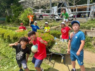 草刈り🌱

この季節が来てしまいました😭

草の成長は、早い😭

月に２、３回は、刈らなければならなくなる季節です…

そんな、草刈りですが皆が元気に手伝ってくれたので楽しく早く終わらせることが出来ました🙇‍♂️
この草刈りを通じて選手達には、手伝いをする際には、手伝ってもらいたい人のことを考えてやってみよう🎵
と、教えてみました🎵
気づいたことがある、良いお手伝いになった様です😊

皆、ありがとう‼️

市丸さん、高橋さん、お手伝いありがとうございます🎵
藤澤さん、いつも頼ってしまっています🙇‍♂️
今年もよろしくお願いいたします（笑）😊

 #テニスクラブ #テニス #テニススクール#イベントレッスン #ジュニアテニス