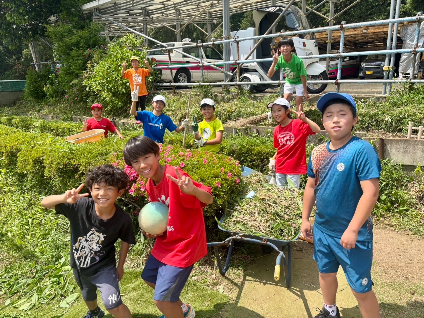 草刈り🌱

この季節が来てしまいました😭

草の成長は、早い😭

月に２、３回は、刈らなければならなくなる季節です…

そんな、草刈りですが皆が元気に手伝ってくれたので楽しく早く終わらせることが出来ました🙇‍♂️
この草刈りを通じて選手達には、手伝いをする際には、手伝ってもらいたい人のことを考えてやってみよう🎵
と、教えてみました🎵
気づいたことがある、良いお手伝いになった様です😊

皆、ありがとう‼️

市丸さん、高橋さん、お手伝いありがとうございます🎵
藤澤さん、いつも頼ってしまっています🙇‍♂️
今年もよろしくお願いいたします（笑）😊

 #テニスクラブ #テニス #テニススクール#イベントレッスン #ジュニアテニス