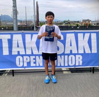 高崎オープンジュニア🎾

シュン‼️準優勝🥈‼️

おめでとう㊗️🎊㊗️

シュンと歩んで、まだ数ヶ月ですがシュンのテニスも様変わりしてサムライのテニスを吸収して、より強くなっています👏

シュンは、今までのスタンスでも強い選手ですが、サムライのテニスをすることにより更なる高みを目指して日々練習しています😊

シュンは、理解力があり、先ずやってみよう出来るまでやってみようという行動力がある選手です😊

先ずやってみよう出来るまでやってみように時間がかかる選手は、残念ながら成長に時間を要します😭
時間を要するので焦らず取り組んでいければ時間をかけて成長しますが、多くは途中で諦めることになっているのではと、いつも警笛を鳴らしています。

どのレベルの選手でも出来るまで取り組めるかが重要です。
うさぎとカメの話しがありますが、休んでしまうカメさん🐢は避けたいものです（笑）

シュンは中学生ではありますが、チームに大きな影響を与えてくれています😊

これから、シュンとサムライは限りのない高みへチャレンジしていきます‼️

皆様、シュンへのご声援よろしくお願いいたします😊

シュン‼️ファイトだ‼️

 #テニスクラブ #テニス #テニススクール#イベントレッスン #ジュニアテニス