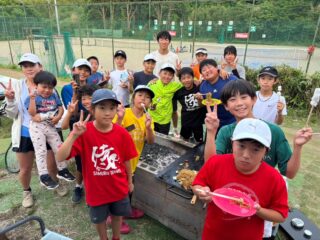 サムライ王者女王決定戦🎾

アイタロウ❗️降臨‼️

今回で１０回になりました😊

皆、日頃の練習の成果を発揮すべくナイスファイトをしていました❗️

そして、１０回大会の優勝🥇は、アイタロウ‼️
アイタロウは、本当に強くなったと思います😊
なんと言ってもビックサーブ🎾
サムライには３０分で的を当てられる様になるという練習がありますが、出来ない選手やらない選手（笑）いますが、幼い選手達が頑張ってやっているので、幼い選手達は、いつかアイタロウくんみたいなサーブが打てる様になると期待と希望を抱きアイタロウの試合を観戦していました😊
アイタロウ‼️ありがとう‼️

サムライでは、人に伝えて成長という言葉がありますがアイタロウは、あんな感じであったのに（笑）今では立派な先輩へと成長しました😊
受験も頑張り上智大学へと進学したとも、また立派なことです😊

アイタロウは、テニスの取り組みのお陰で受験も諦めないでファイト出来たと語ってくれています🎵

幼い選手達は、努力する先に何があるか分からないのが普通です。
その先を明るく照らしてくれたアイタロウに感謝しかありません😊

アイタロウ❗️本当にありがとう‼️

また、来てくれ🎵

今大会も、他クラブの選手からのエントリーをいただきました🙇‍♂️
お陰様で大盛り上がりでした🙇‍♂️
ありがとうございます😊

 #テニスクラブ #テニス #テニススクール#イベントレッスン #ジュニアテニス