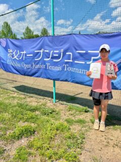 秩父オープンジュニア🎾

ユヅキ‼️優勝🥇🥇🥇

おめでとう🎊🎉㊗️

ユヅキも早いもので中学１年生になりました😊
アドバイスを聞き入れることが出来なくて苦しんでいた時期もありました。
本人は、サムライのテニスをしたいけど試合になると出来ないと悩んでもいました😭

ユヅキは、やりたくないではなくて理解が出来ないといった感じでした。それでも、勝つことはあったので良しとしていましたが、年齢を重ねるにしたがって少し戦績が落ち始めてしまいました😭

この様な時期に突入してユヅキも以前に増して深く考えることが増えたのではないかと私は感じていました。
ユヅキが中学１年生になり、サムライのテニスを実行出来る様になってきたのは、深く考える様になり自己分析が少し出来る様になってきたからと言うことは言うまでもありません😊

さて、この差はなんでしょう⁉️
なんてことを育成テニスをされている保護者の方は思われると思います。

一言で言いますとコミュニケーション能力が高くなったということです❗️
簡単な様で、簡単ではないことにユヅキは背を向けずに一生懸命になってTRYしていました。
理解する、質問に答える、自分の考えを言ってみる。
日常会話は、当たり前の様にユヅキは出来ていましたが、相手と話し合うと言うことは苦手だったと私は思います。
それが今では、“コーチ〜”と言った感じで会話をすることが増えて来ました😊

選手が、コーチとコミュニケーションをとる様になると成長するのは間違いなしです🎵
それは、なぜかと申しますと私達コーチは情報の提供を行うので情報が選手に伝われば選手は成長していくからです。
よって私達コーチは選手を成長させる情報（テクニカル、戦術、戦略、メンタル（考え方））を取得するための勉強と経験を積んでいく必要があります。
私達コーチの努力が選手を成長させるのでコーチは日々努力を行い、選手は情報を取得して日々努力を行う関係を築き上げることが大切なことです😊

ユヅキはサムライで色々なことを学んでいますが、ユヅキからも色々なことを学んでいます😊

これからもユヅキと、切磋琢磨して共に歩んでいきます🎵

ユヅキ❗️おめでとう🎉㊗️🎉

 #テニスクラブ #テニス #テニススクール#イベントレッスン #ジュニアテニス