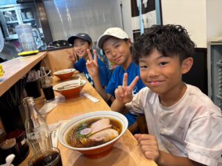 ラーメン🍜

馬込沢駅から徒歩５分‼️

ひさまつ軒‼️

レオト、アマネ、マサトと行ってきました🍜

びっくりするぐらい美味しい😋😋😋

醤油、塩、タンメン🍜
どれも美味しそうです😊

皆、“メッチャ❗️美味しい❗️”
と、喜んでいました‼️

是非、ご賞味ください🎵

 #テニスクラブ #テニス #テニススクール#イベントレッスン #ジュニアテニス