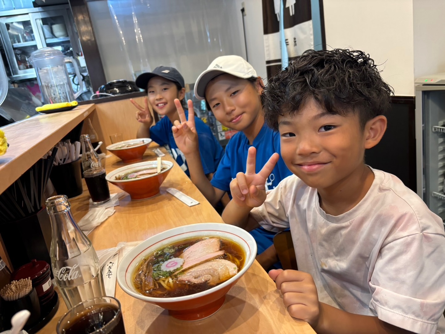 ラーメン🍜

馬込沢駅から徒歩５分‼️

ひさまつ軒‼️

レオト、アマネ、マサトと行ってきました🍜

びっくりするぐらい美味しい😋😋😋

醤油、塩、タンメン🍜
どれも美味しそうです😊

皆、“メッチャ❗️美味しい❗️”
と、喜んでいました‼️

是非、ご賞味ください🎵

 #テニスクラブ #テニス #テニススクール#イベントレッスン #ジュニアテニス