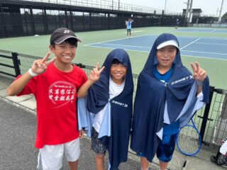 関東ジュニア🎾in高崎

本日は、前日練習でレイジとチアキが練習でした😊
後半は、雨が降ったりしましたが2人とも存分に練習出来たと思います🎵
関東ジュニアは、特別な試合の１大会なので前日の練習から、試合前は何をイメージするかなどアドバイスをしました。

まだ、2人は小学生なので全てが分からなくても経験をしたことにより、後の理解は深まるでしょう🎵

練習が終わり、皆でラーメン🍜を食べました😊
この時間になるとチアキ先生になります（笑）
大盛りから替玉、ご飯に餃子、まだいけると言っていましたがダイエットを試みているようなのでストップしました（笑）

充実した楽しい１日でした😊
明日は、シュン、レン、ユヅキと合流します🎾

皆にナイスファイトをしてもらいましょう‼️

 #テニスクラブ #テニス #テニススクール#イベントレッスン #ジュニアテニス