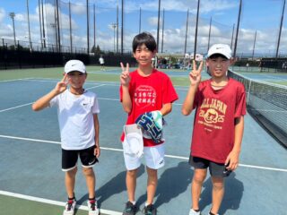 関東ジュニアテニス🎾in高崎

初日🎾

雨で順延になり、本日が初日となりました。

レンは、シングルの１回戦を勝ち上がり、シュンは残念ながらダブルスを戦い惜敗です。

ユヅキは、シード選手と戦い勝利を手中に収め全日本への期待がふくらみました😊

明日は、１２歳のダブルスとシュンのシングルスです❗️

ナイスファイトを期待しています😊

そして、千葉からヨウタが応援📣に駆けつけてくれました❗️
選手達は、とても喜んでいました😊

ヨウタ、ありがとう‼️
松村さん、遠いところありがとうございます😊

 #テニスクラブ #テニス #テニススクール#イベントレッスン #ジュニアテニス