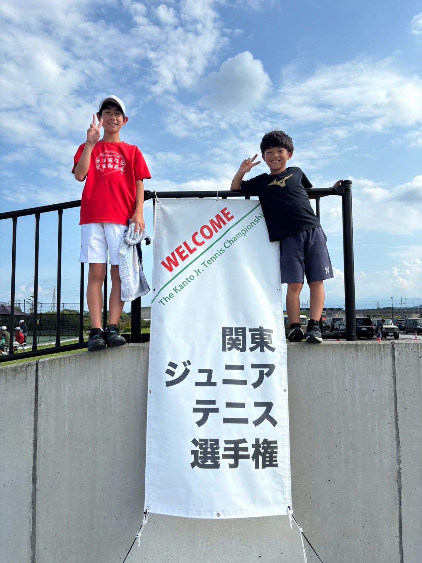 関東ジュニアテニス🎾in高崎

ヨウタとマサト🎵

ヨウタが千葉県から、高崎まで応援📣に来てくれました😊

いつもありがとう‼️

２人で写真を撮って、来年は出場しよう‼️

と、2人で話していました😊
とても良い光景でした‼️

来年の２人に期待します🎵

マサトは、皆のプレーをみて“俺、コツが分かったかも❗️練習したい❗️”と、言われてミナミグリーンさんのコートをお借りして２０時３０分から練習しました。

マサトにも、強くなるために必要なことはあるので伝えていきたいと思います🎵
マサトには、良い先輩達が多くいるので見習ってもらいたいです😊
 #テニスクラブ #テニス #テニススクール#イベントレッスン #ジュニアテニス