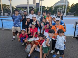 関東ジュニアテニス🎾in高崎

関東ジュニアテニス🎾in有明

高崎会場では、
シュンがシングルス、レンがダブルスで１回戦を突破❗️

残念ながらレイジ、チアキは１回戦敗退です。
シュンは、課題が多く残る試合となりました。
対戦相手の選手が、とても良いプレイヤーで、シュンにとっても良い経験となったことでしょう🎵

対戦相手ではありますが、プレーも立ち振舞いも応援したくなるような素晴らしい選手でした😊　

レイジ、チアキは初関東ジュニアで学ぶことが多い数日間になりました🎵
前日練習から含めて試合期間中の過ごし方、日頃の練習で試合で必要なことなどなど、来年に向けて始動です‼️
共に練習して、共に戦ってくれた、ハルくん、カンノくん、ありがとう‼️‼️

そして、そして涼太❗️

なんと❗️ベスト８進出‼️

“コーチ〜勝ちました〜”
私は、高崎にいるので電話で連絡が入りました😊

次も強敵のようです🎵

ナイスファイトしてもらいましょう‼️

保護者の皆様も、酷暑の中、ありがとうございます‼️
選手達が、大きな力をもらっています😊

選手は、サムライテニスでナイスファイトをしよう‼️

 #テニスクラブ #テニス #テニススクール#イベントレッスン #ジュニアテニス