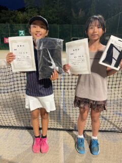 サムライカップU12 7月大会
女子の結果です😊

優勝🏆川島弥選手(サムライテニス)
準優勝🥈綾見千晴選手(S.I.T.A)

おめでとう御座います🥳㊗️！

8/1(土)本日からはサムライカップU14 8月大会の予選が始まります！！！
よろしくお願いします♫

 #テニスクラブ #テニス #テニススクール#イベントレッスン #ジュニアテニス