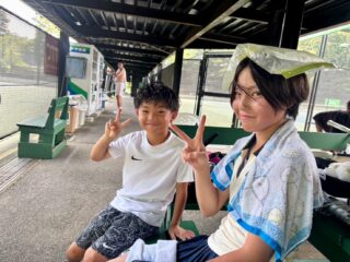 夏の帯同、始まりました🎾

関東ジュニアも終わり、夏のグレード大会が始まります🎵

第一弾は、マナミでした😊

暑い中、よく頑張っていました💦
今年の夏、どの様なパフォーマンスをしてくれるか楽しみです❗️

ダブルスを組んでくれたマオちゃん、ありがとう😊

さぁ❗️夏だ❗️
サムライジュニア❗️ファイト❗️

 #テニスクラブ #テニス #テニススクール#イベントレッスン #ジュニアテニス