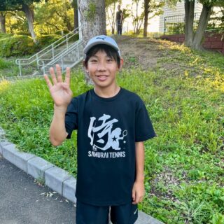 サムライカップ🎾

ソウノスケ❗️ベスト4❗️

サムライまで２時間かけて通っているソウノスケ🎵よく私に叱られていますが、日々、成長をしているのも確かです😊

教えに対して背を向けることが無く、いつも自分はそうなってしまうと葛藤しながら一生懸命にテニスも生活面も取り組んでいます🎵

そんな、ソウノスケこんな一面も持っています🦀
以前もご紹介いたしましたが、年下の選手に優しくマサトのことを、いつも可愛がってくれています😊

ソウノスケ、ありがとう😊

 #テニスクラブ #テニス #テニススクール#イベントレッスン #ジュニアテニス
