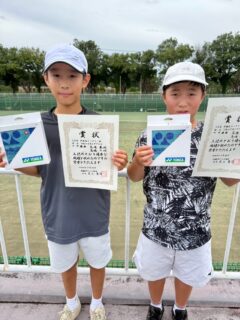 前橋南ロータリー杯🎾

ソウスケ❗️チアキ❗️

ダブルス、優勝🥇🥇🥇

おめでとう㊗️🎊㊗️

ソウスケも、チアキもサムライに来てまもないので刺激をもらったり戸惑ったりと奮闘している日々を送っています🎵

サムライのテニスや考え方を、学び今後も大活躍してくれることでしょう‼️

日々成長をしている2人です😊

更なる高みへ❗️

チアキ❗️ソウスケ❗️期待しているぞ❗️

 #テニスクラブ #テニス #テニススクール#イベントレッスン #ジュニアテニス