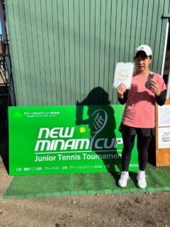 ユヅキ❗️

ニューミナミカップ🎾
準優勝🥈

おめでとう㊗️㊗️㊗️

ユヅキは、１２歳から１４歳のシフトで少し苦労をしていますが、今大会ぐらいから練習に変化が出てきていたので、この結果は自信にも繋がっていることでしょう🎵

練習の、変化とはサムライでは当たり前のことですが、練習中も話し合うことがよくあります。
以前は、返答せずで時間だけが経過していたことが殆どですが、最近は話し合いがスムーズに行われるので無駄がなくなってきました😊

１８歳でトップ選手になる条件と言っても過言ではないでしょう🎵
実際のところ、１４歳のテニスでは、そこまで必要ではないことかもしれませんが、今の頃から鍛えておくことが最後、飛躍させるコツでもあります😊
大先輩のコウセイは全く質問に答えられず、それどころかカンナとケンカをするという様なコウセイが、今は立派になり皆が目指したい選手になれたのも、コウセイは話し合うということに背を向けなかったからでしょう🎵

ユヅキも同じく、コウセイの後を追いかけてコウセイ以上の選手を目指して先輩達を喜ばせてもらいたいです❗️

ユヅキが言っていましたが、以前より質問されたことに対して考えるようになったんです😊

とのことでした🎵

今後もウエスタンユヅキ‼️
ファイトしてもらいましょう‼️

ユヅキ‼️
ナイスファイト‼️